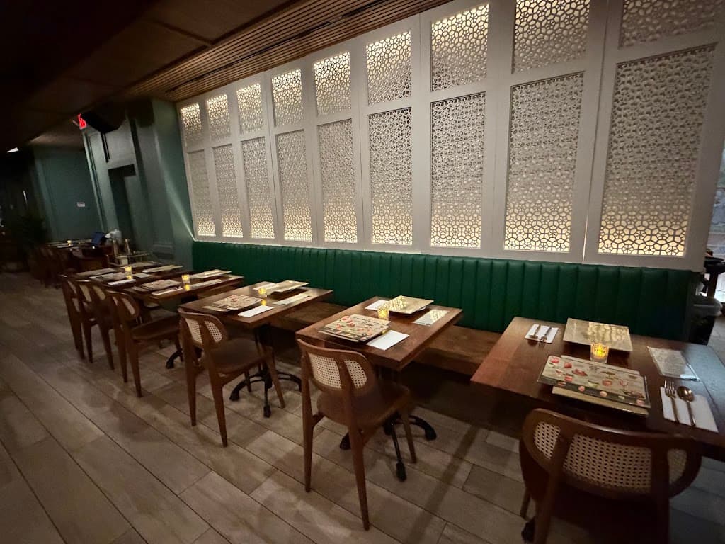 Mitr Thai Restaurant, Midtown bar