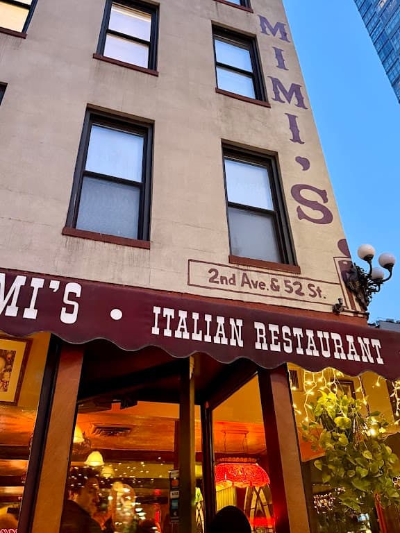 Mimi's Restaurant and Piano Bar, Midtown bar