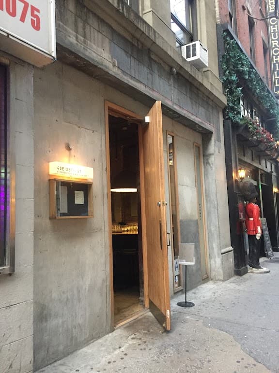 Atoboy, Gramercy bar