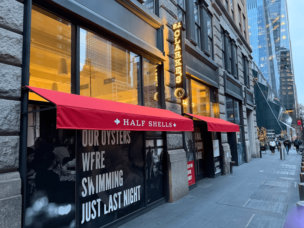 P.J. Clarke’s Oyster Bar & Grille, Chelsea bar