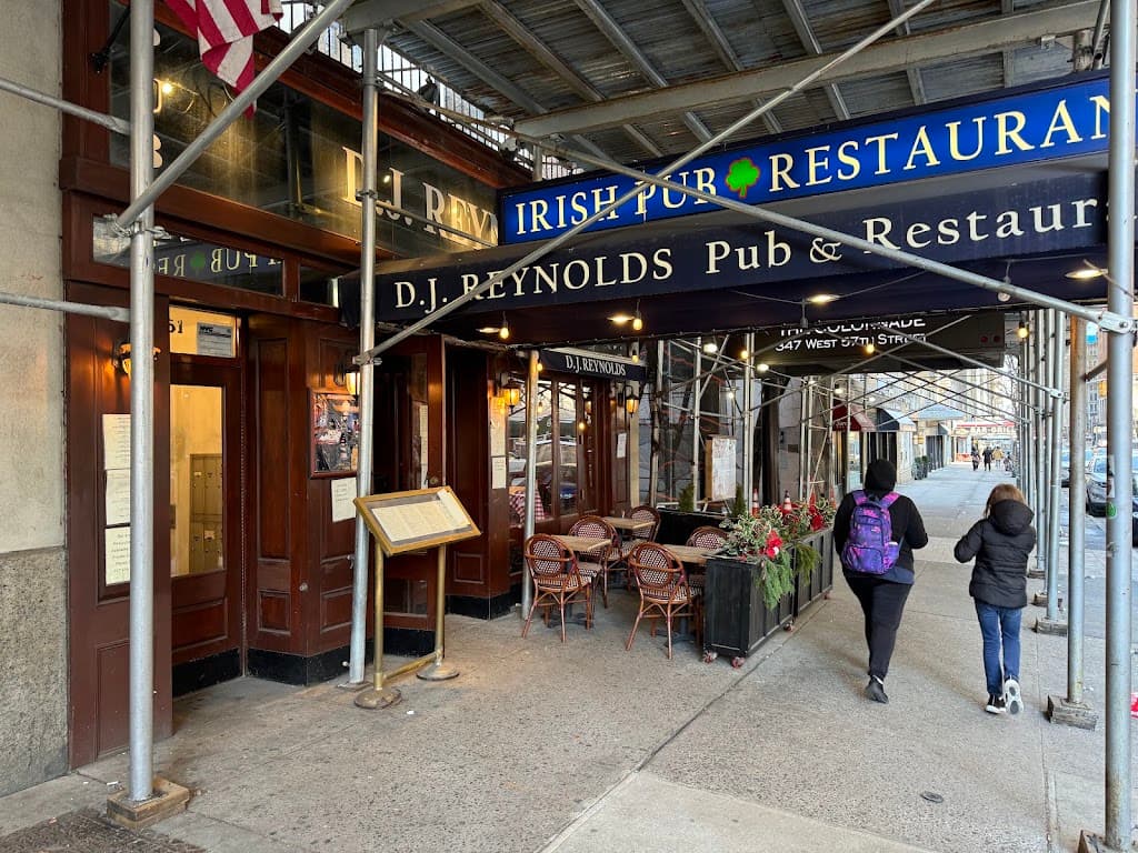 D.J. Reynolds, Hell's Kitchen bar