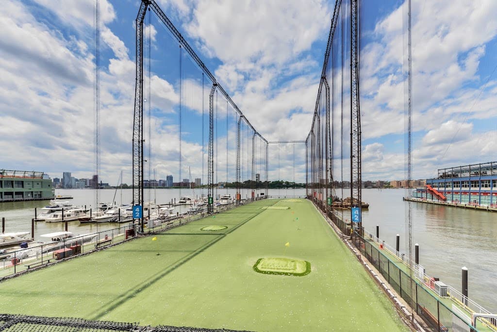 Chelsea Piers Golf Club, Chelsea bar