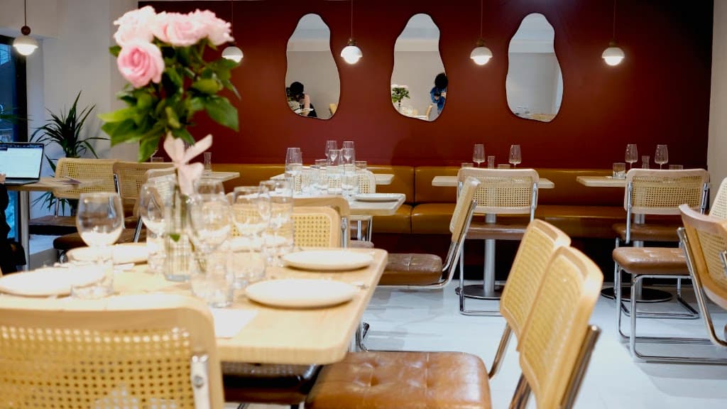 Aromati Café & Wine Bar, a wine bar in Murray Hill