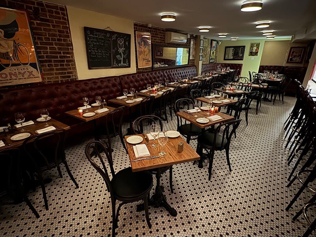 Le Tout Va Bien - French Restaurant, Hell's Kitchen bar