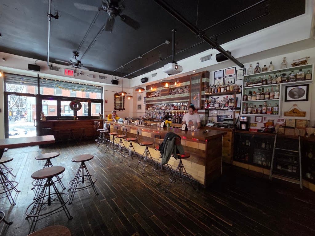 The Moonlight Mile, Greenpoint bar