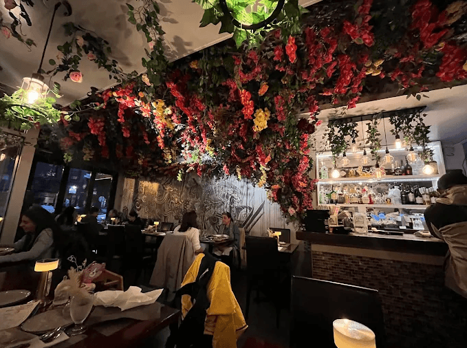 Thaism, Carroll Gardens bar
