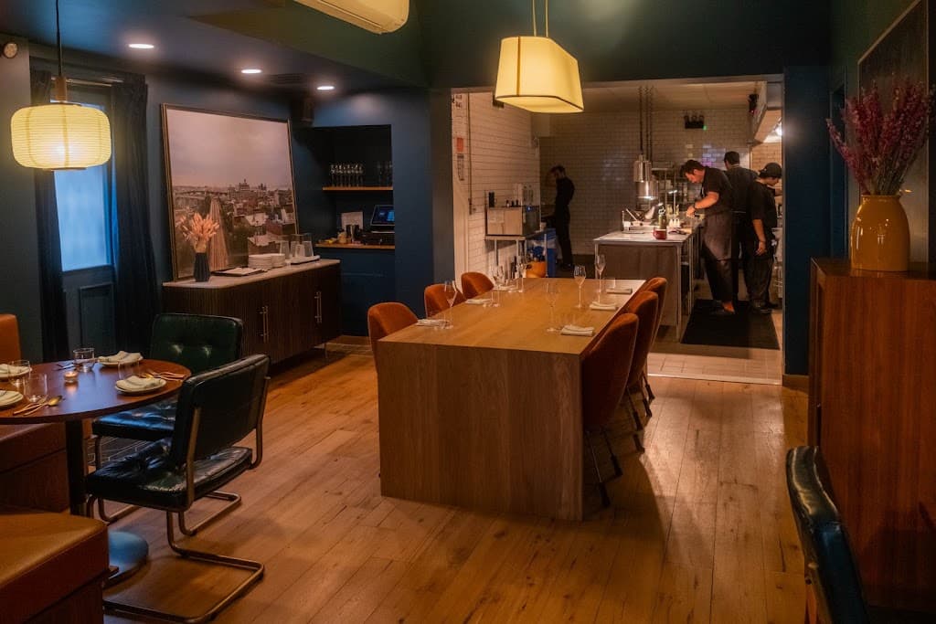 6 Restaurant - NYC, Carroll Gardens bar