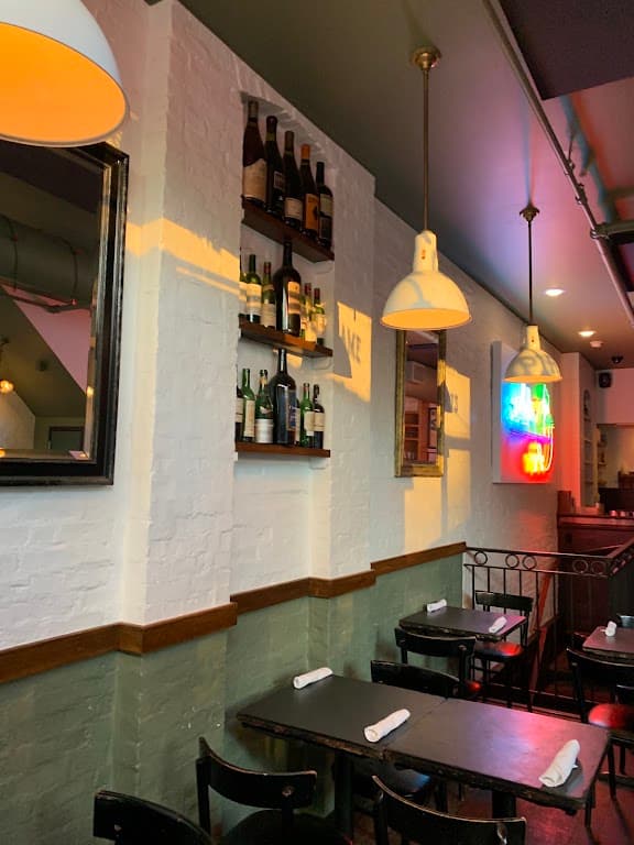 Henry's End, Brooklyn Heights bar