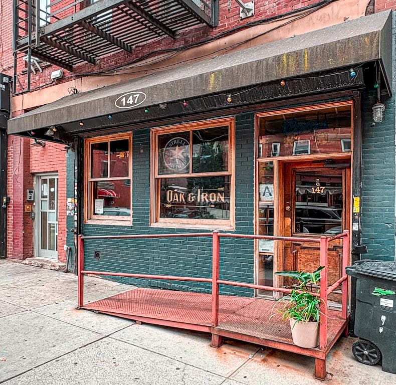 Oak & Iron, Greenpoint bar