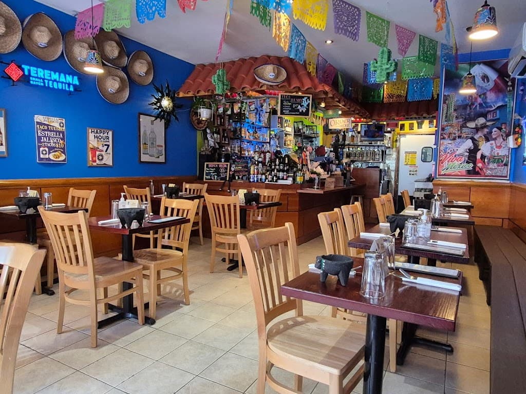 El Nopal Restaurant & Bar, Sunset Park bar