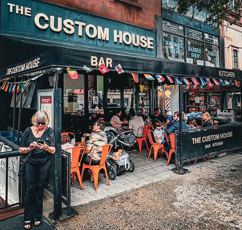 Custom House, Brooklyn Heights bar