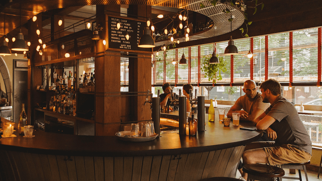 Silver Light Tavern, Williamsburg bar