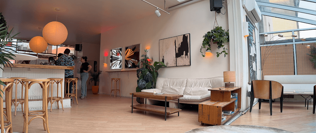 Twins Lounge, Greenpoint bar