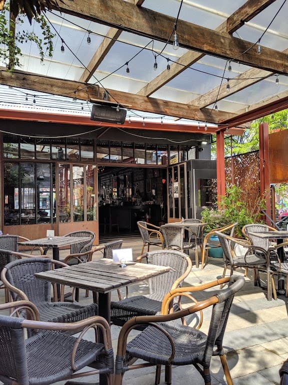 Talon Bar, a bar in Bushwick