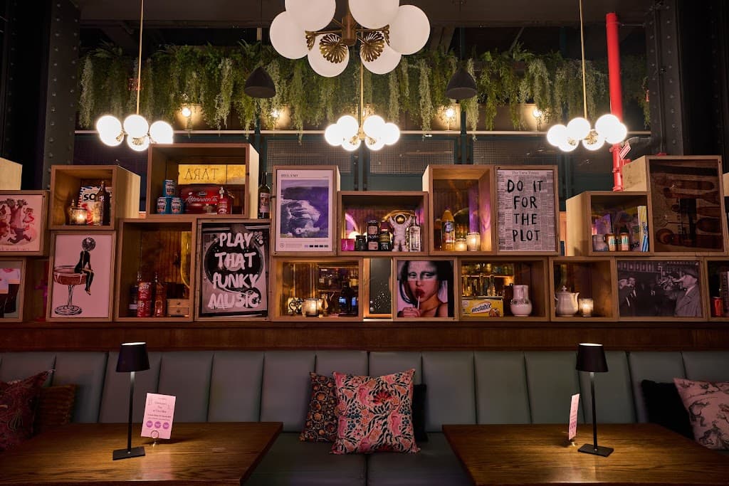 Tara Mor | NYC, Gramercy bar